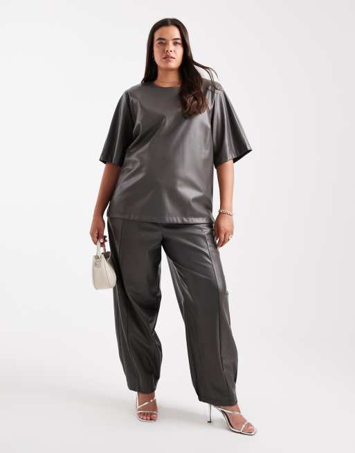 ASOS DESIGN Curve – Szary zestaw z imitacji skóry: wciągane spodnie z poszerzanymi nogawkami i top oversize, 2 z 3