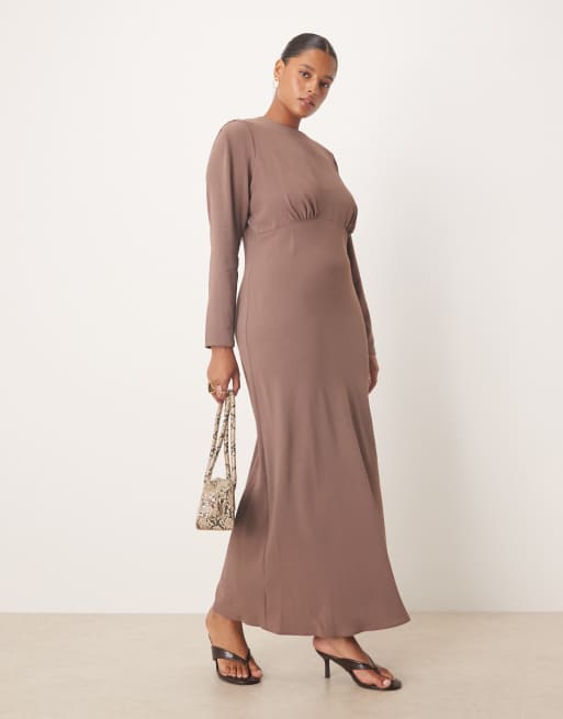 ASOS DESIGN Curve – Szarobeżowa, satynowa sukienka maxi z podkreślonym biustem, cięta ze skosu