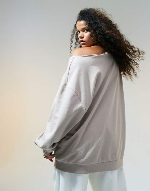 ASOS DESIGN Curve – Szarobrązowa bluza oversize z odsłoniętymi ramionami, 2 z 4
