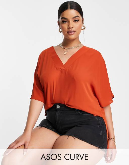 ASOS DESIGN Curve - T-shirt col V oversize avec ourlet fendu - Cannelle 