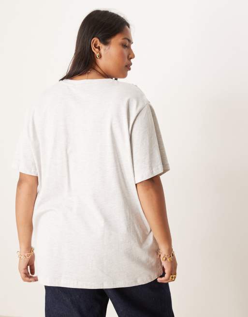 ASOS DESIGN Curve – T-Shirt in eisgrau meliert mit Erdbeer-Grafikprint und normaler Passform, 3 von 4