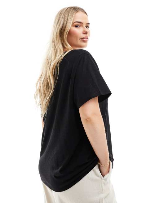 ASOS DESIGN Curve – T-Shirt in Leinenoptik in Schwarz mit U-Ausschnitt und Brusttasche, 3 von 4