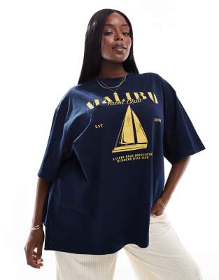 ASOS DESIGN Curve - T-Shirt in Marineblau mit Malibu-Yacht-Grafik und Boyfriend-Schnitt