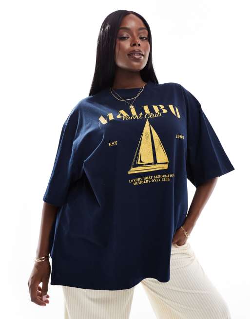 ASOS DESIGN Curve – T-Shirt in Marineblau mit Malibu-Yacht-Grafik und Boyfriend-Schnitt