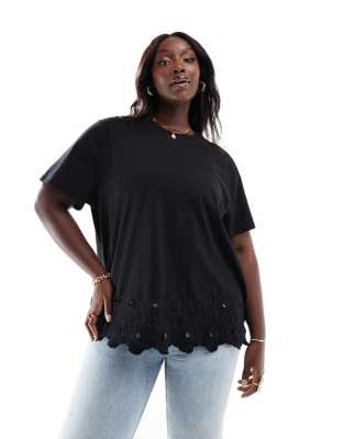 ASOS DESIGN Curve - T-Shirt in Schwarz mit besticktem Saum