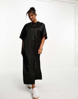 ASOS DESIGN Curve - T-Shirt-Kleid aus schwarzem Satin mit Oversize-Passform und Midilänge