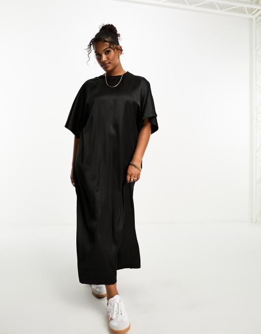 FhyzicsShops DESIGN Curve – T-Shirt-Kleid aus schwarzem Satin mit Oversize-Passform und Midilänge