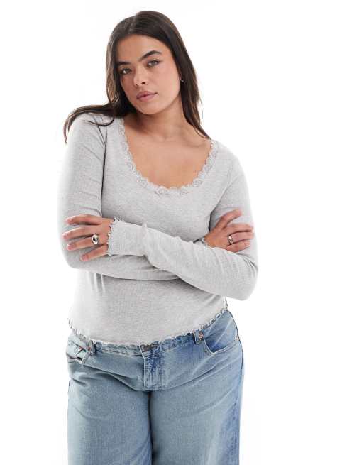 ASOS DESIGN Curve - T-shirt met lange mouwen en lage ronde hals met kanten detail in grijs