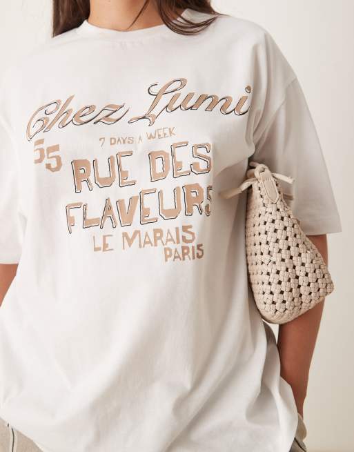 ASOS DESIGN Curve - T-shirt oversize bianca con grafica "Chez Lumi", 3 di 4