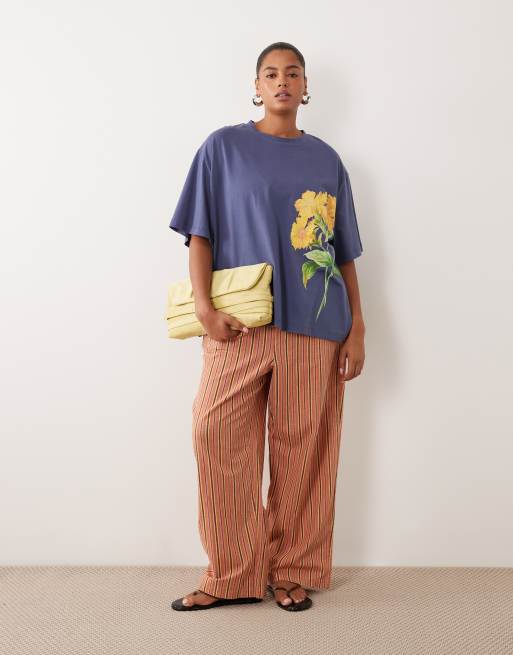 ASOS DESIGN Curve - T-shirt oversize blu con stampa di fiori gialli, 2 di 4
