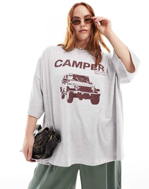 ASOS DESIGN Curve - T-shirt oversize color ghiaccio mélange con stampa “Camper”