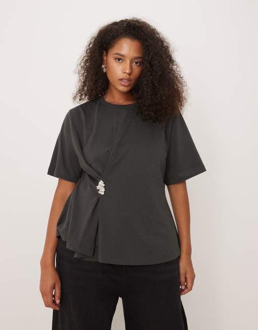 ASOS DESIGN Curve - T-shirt oversize nero grigio stretta in vita con dettaglio in metallo