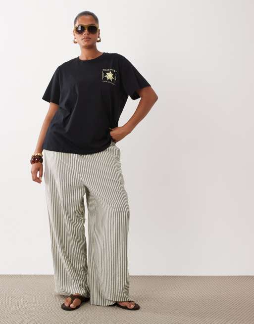 ASOS DESIGN Curve t-shirt with Soleil sun graphic in black, 2 of 4