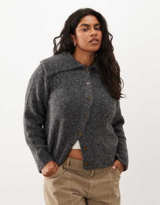 ASOS DESIGN Curve – Taillierte Strickjacke in Anthrazit mit Kragen, 4 von 4