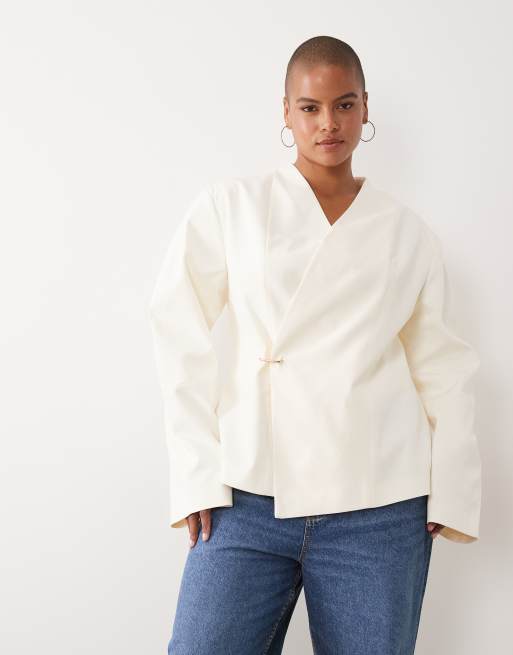 ASOS DESIGN Curve taillierter Blazer mit Metall-Details in Wollweiß, 2 von 4