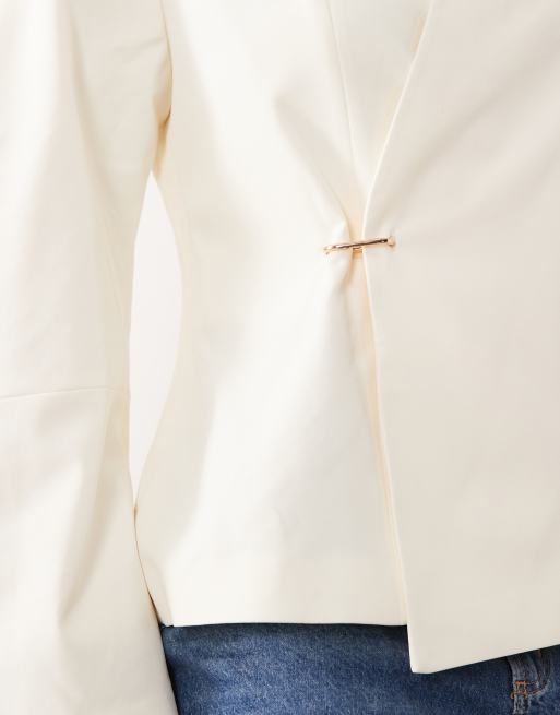 ASOS DESIGN Curve taillierter Blazer mit Metall-Details in Wollweiß, 3 von 4