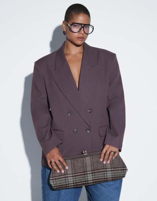 ASOS DESIGN Curve taillierter Blazer mit starken Schultern und doppelter Knopfleiste in Braun, 2 von 8