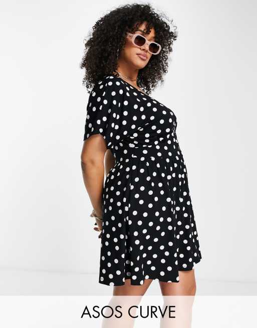 ASOS DESIGN Curve – Tailliertes Mini-Freizeitkleid mit Knöpfen und Punktemuster in Schwarz-Weiß