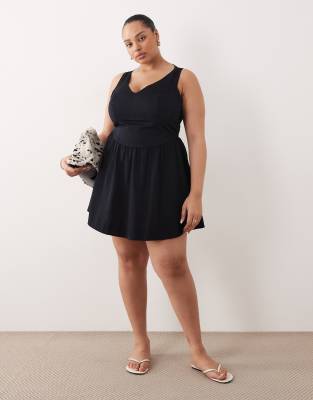 ASOS DESIGN Curve - Tailliertes Mini-Sommerkleid in Schwarz mit V-Ausschnitt und Ziernaht