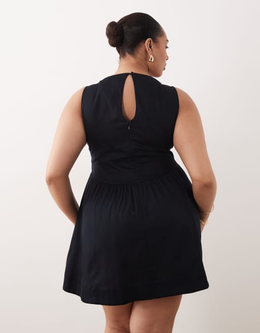 ASOS DESIGN Curve – Tailliertes Mini-Sommerkleid in Schwarz mit V-Ausschnitt und Ziernaht , 2 von 4