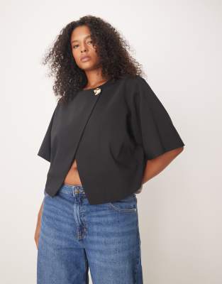 ASOS DESIGN Curve - Tailliertes Oberteil in Schwarz mit goldfarbenem Knopfdetail