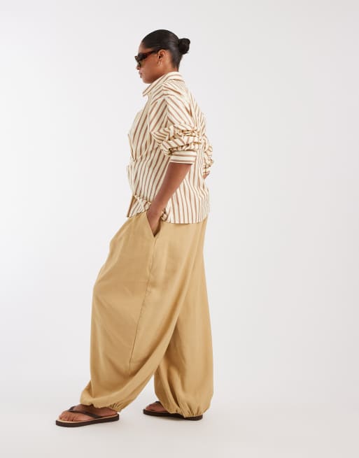 ASOS DESIGN  Curve Tailored balloon trouser in sand, 2 of 5