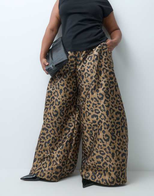 ASOS DESIGN Curve Tailored barrel in metallic leopard, 2 of 5