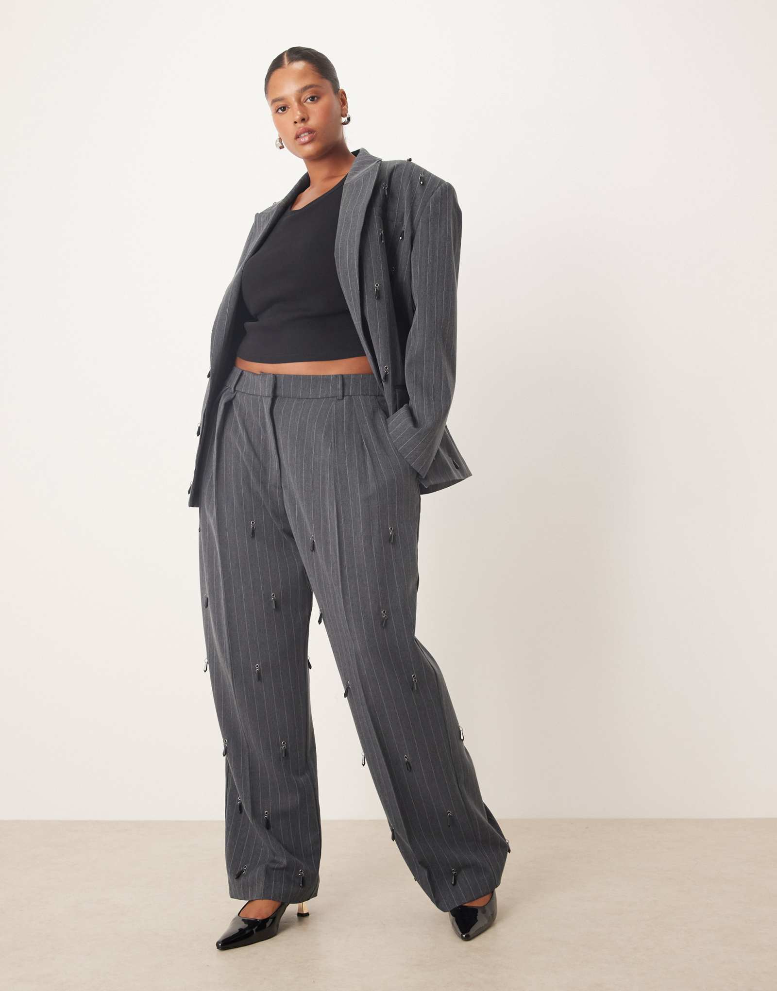 Широкие брюки ASOS DESIGN Curve, сшитые по индивидуальному заказу, украшены складками серого цвета