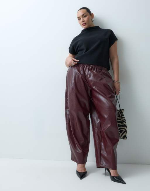 ASOS DESIGN Curve Tailored faux leather tapered trousers in burgandy crackle, 3 of 5