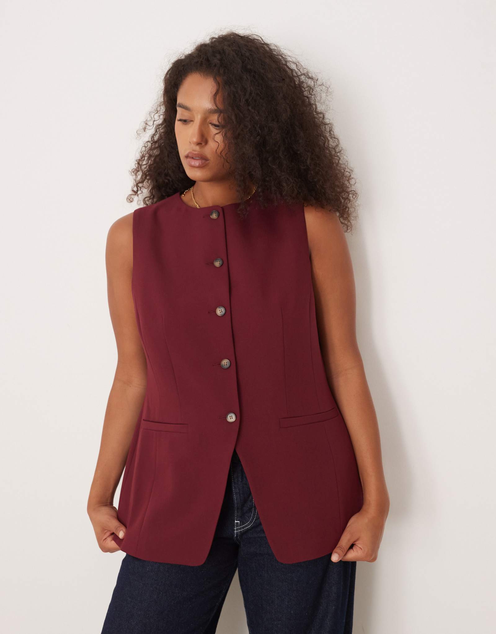 Облегающий жилет ASOS DESIGN Curve с высоким вырезом на бедрах сливового цвета