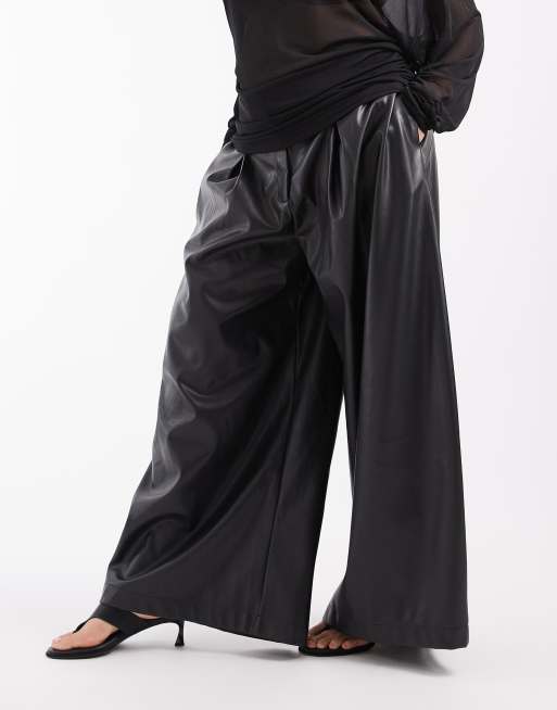 ASOS DESIGN Curve Tailored Hose in Lederoptik, extra weit, in Schwarz, 2 von 5