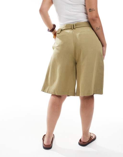 ASOS DESIGN Curve tailored longline belted city shorts with linen in khaki, 2 of 5