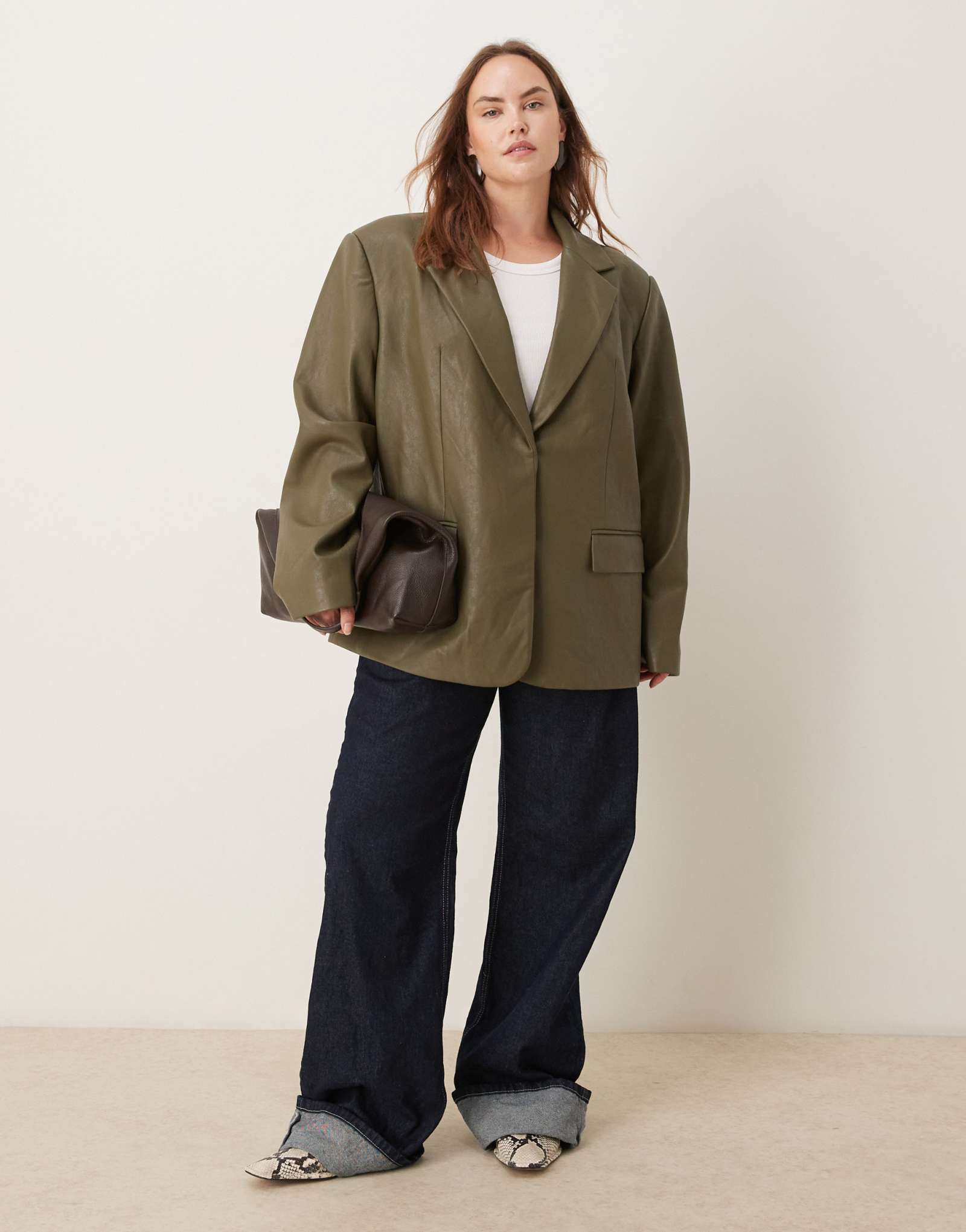 ДИЗАЙНЕРСКИЙ блейзер ASOS DESIGN Curve, сшитый на заказ из искусственной кожи большого размера темно-зеленого цвета