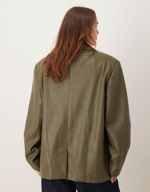 ASOS DESIGN Curve tailored oversized faux leather blazer in dark green, 3 of 4