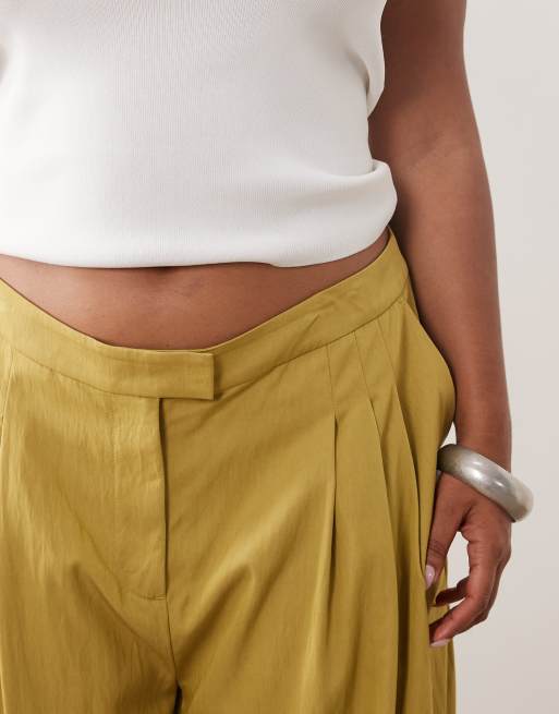 ASOS DESIGN Curve Tailored pleated floaty culotte in gold, 3 of 5