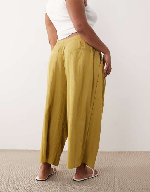 ASOS DESIGN Curve Tailored pleated floaty culotte in gold, 5 of 5