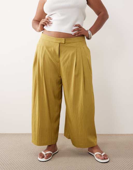 ASOS DESIGN Curve Tailored pleated floaty culottes in gold, 2 of 5