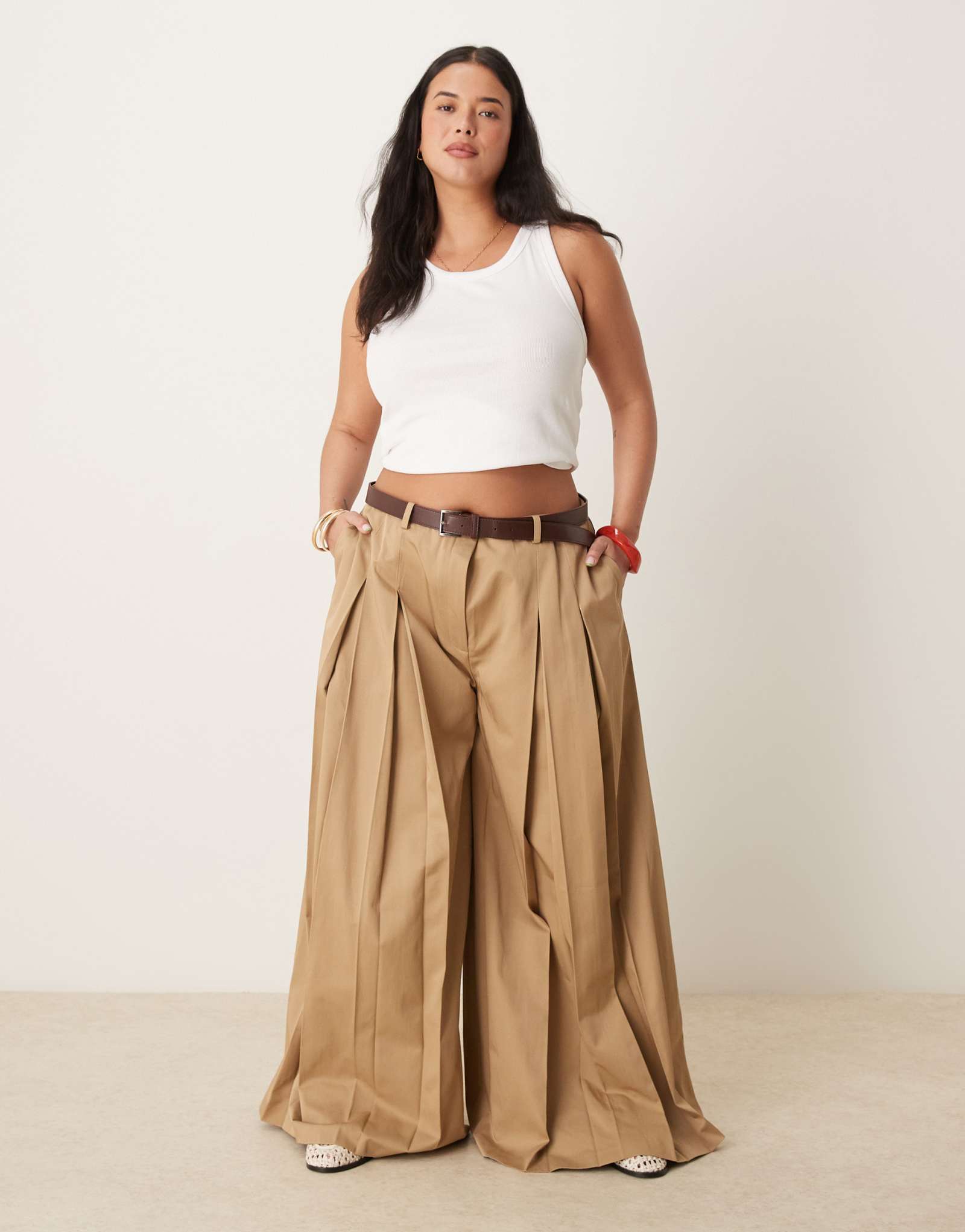 Широкие плиссированные брюки ASOS DESIGN Curve, сшитые по индивидуальному заказу, с поясом из камня