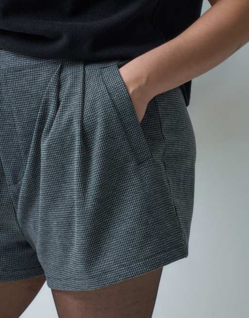 ASOS DESIGN Curve tailored shorts in grey micro check, 5 of 5