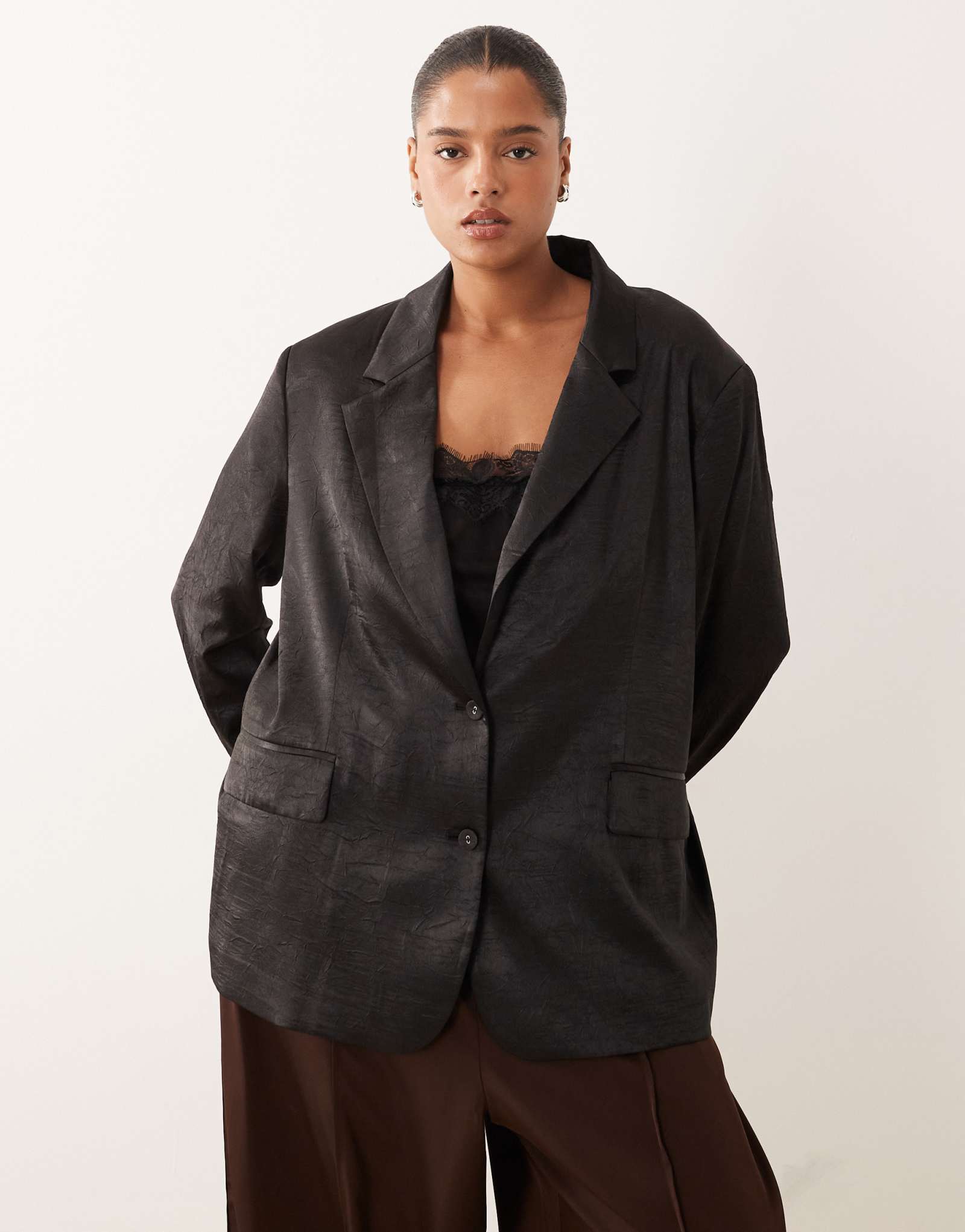 Черный блейзер из неструктурированного атласа, сшитый по индивидуальному заказу ASOS DESIGN Curve
