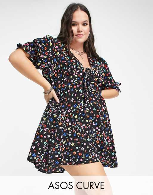 ASOS DESIGN Curve - Tea-minikjole med bindebånd foran og stivere i sortbaseret blomstermønster