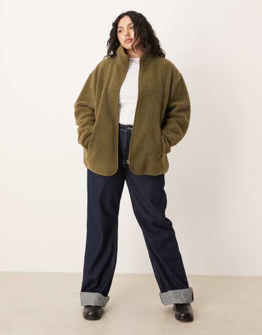 ASOS DESIGN Curve – Teddyfleece-Sweatshirt in Khaki mit durchgehendem Reißverschluss, 3 von 4