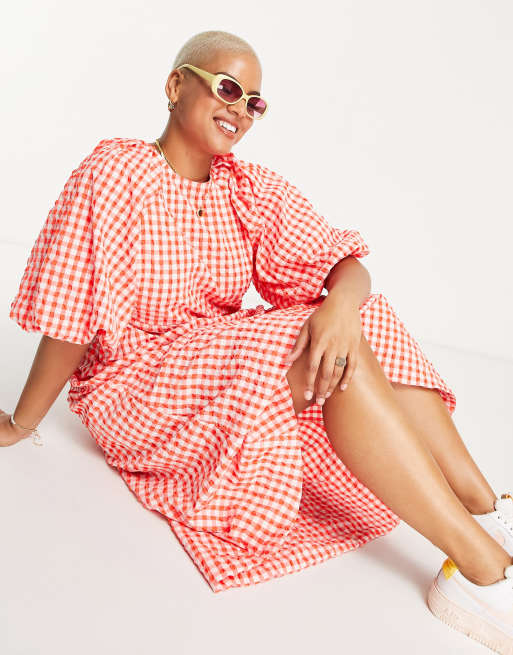 ASOS DESIGN Curve - Tekstureretaxikjole med åben ryg og pufærmer i røde gingham-tern, 3 af 4