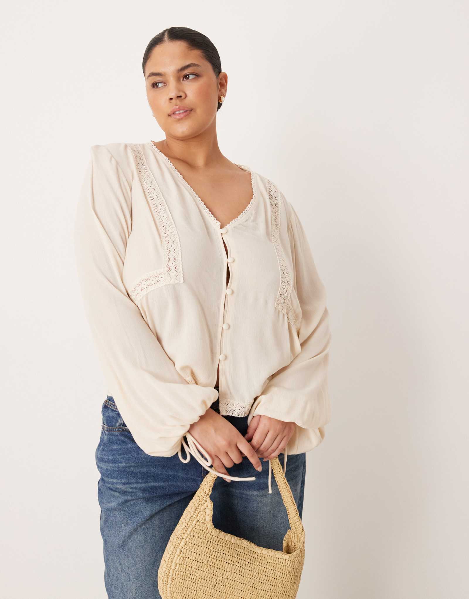 Блузка ASOS DESIGN Curve с текстурированным длинным рукавом и кружевной вставкой из камня