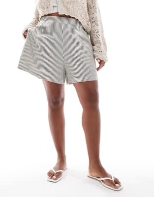 Asos Design Curve Textured Pull On Flippy Shorts In White