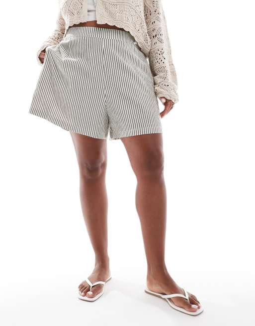 ASOS DESIGN Curve textured pull on flippy shorts in mono stripe, 2 of 5