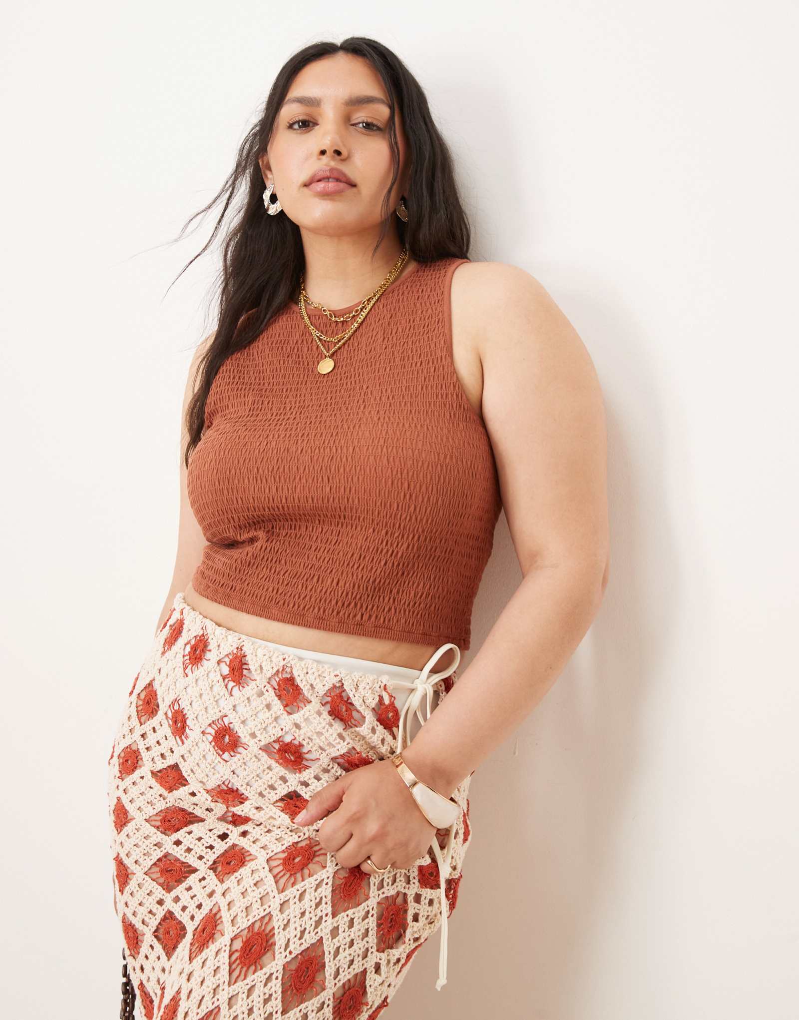 Укороченный топ на бретелях ASOS DESIGN Curve с рельефной текстурой коричневого цвета
