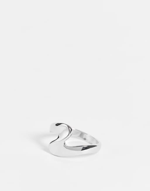 ASOS DESIGN Curve thumb ring in squiggle design in silver tone, 2 of 4