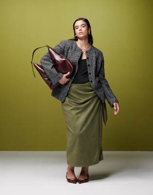 ASOS DESIGN Curve tie detail wrap faux suede maxi skirt in khaki - KHAKI-Green φωτογραφία