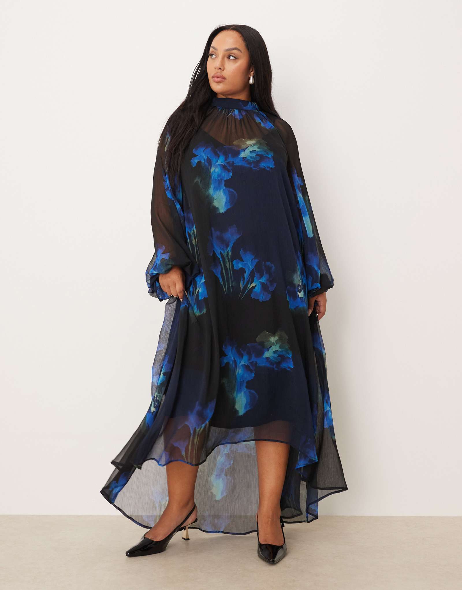 Макси-платье-халат ASOS DESIGN с круглым вырезом и завязками на шее с высоким низким подолом синего цвета в цветочек